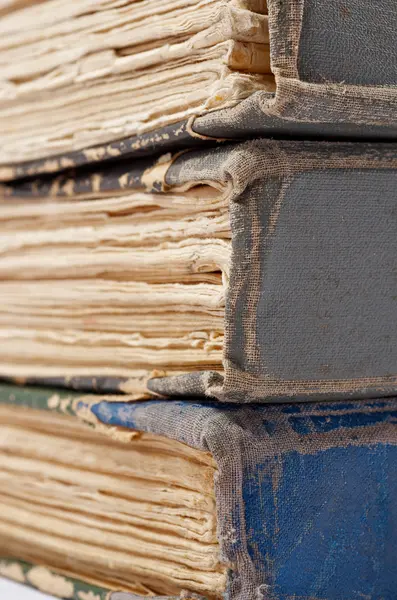Стопка старинных антикварных книг — стоковое фото