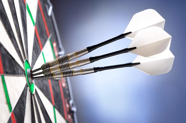Tre dart i bullseye av darttavla — Stockfoto