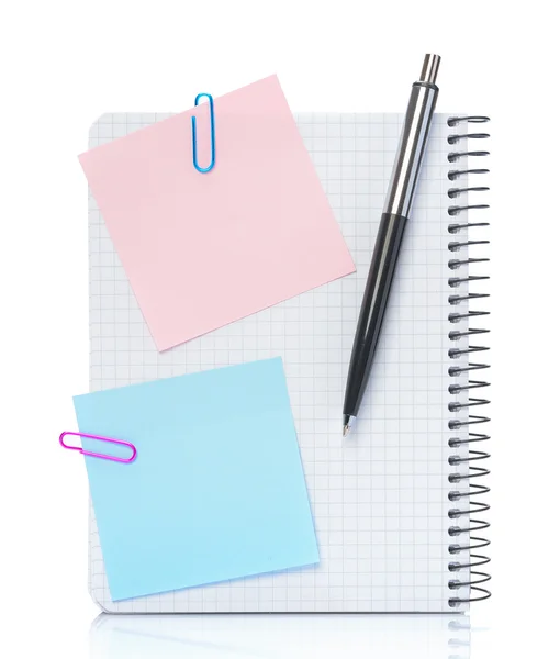 Caderno com aviso prévio papel e caneta — Fotografia de Stock