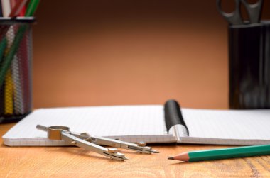 defter, kalem ve pusula