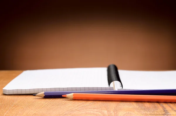 Notebook en potloden — Stockfoto