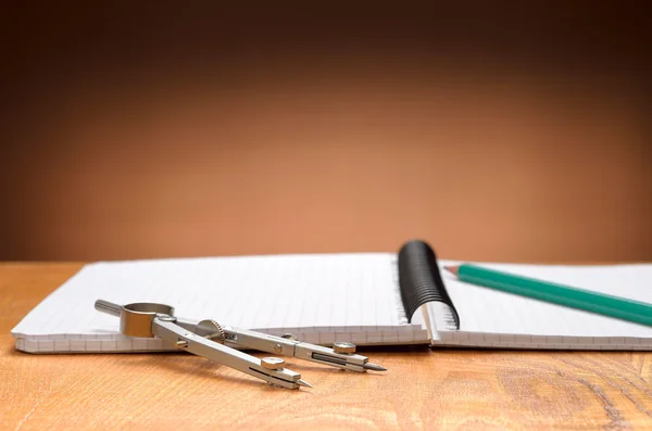 Cuaderno, lápiz y brújula — Foto de Stock