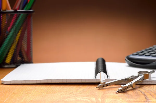 Cuaderno, lápices, brújula y calculadora — Foto de Stock