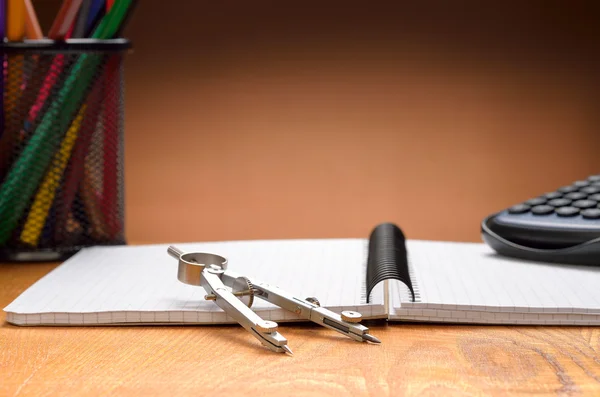 Caderno, lápis, bússola e calculadora — Fotografia de Stock