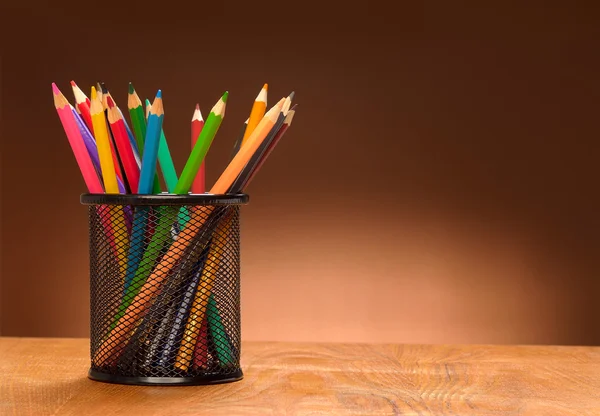 Steel mesh Color pencil pot on the wooden table — Stock Photo, Image