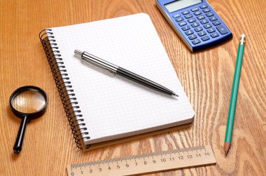 Kağıt, hesap makinesi ve Kırtasiye nesneleri yukarıdan levha ile Danışma