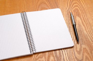 siyah kalem beyaz Not defteriyle ahşap tablo