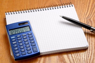 Kağıt, hesap makinesi ve Kırtasiye nesneleri yukarıdan levha ile Danışma