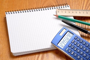 Kağıt, hesap makinesi ve Kırtasiye nesneleri yukarıdan levha ile Danışma