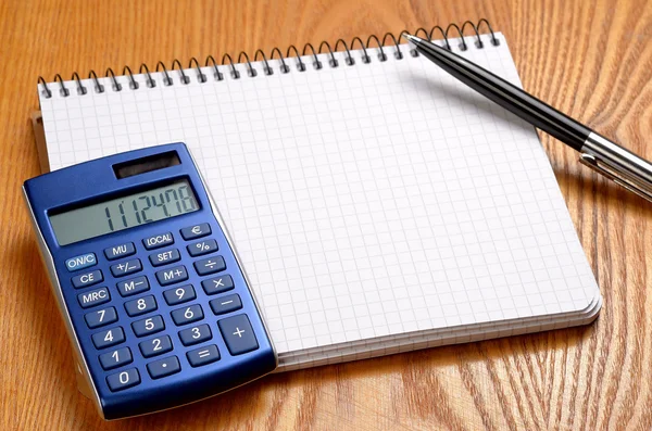 Kağıt, hesap makinesi ve Kırtasiye nesneleri yukarıdan levha ile Danışma