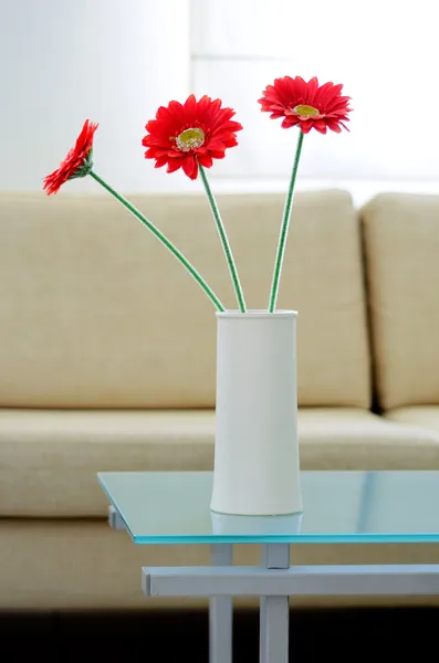 Las flores en el florero sobre la mesa de madera — Foto de Stock