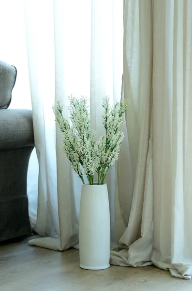 White flowers in a vase — Stock Photo, Image