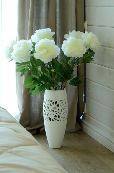 Beautiful white roses in vase — Stock Photo, Image