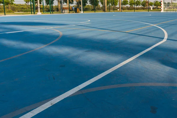 Zbliżenie Boiska Koszykówki Niebieski Materiał Linie Uprawiania Sportów Rekreacji Świeżym — Zdjęcie stockowe