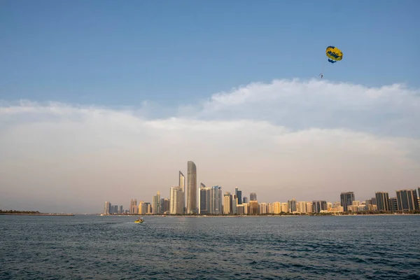 Абу Даби Объединенные Арабские Эмираты Горизонт Отдыхом Лодке Закатом Над — стоковое фото
