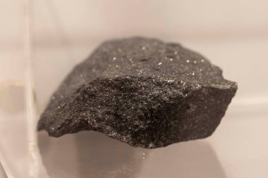 Görüntüde manyetik siyah koleksiyon taşı (seçici odak).