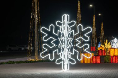 Noel ışıkları sunar ve kar taneleri kış şenliği temaları için dışarı çıkar.