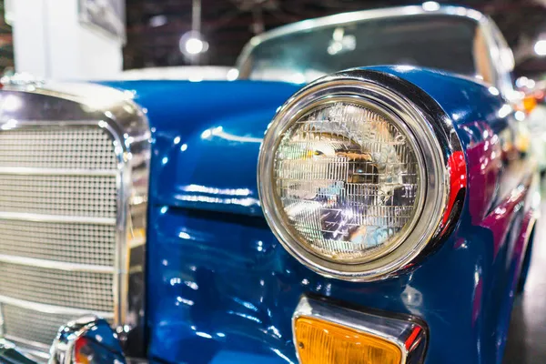 Leuchtend Blaue Front Ende 1965 Berühmte Deutsche Oldtimer Defokussierter Hintergrund — Stockfoto