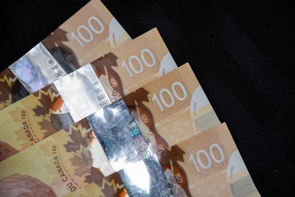 Detail Hnědé Kanadské Sto 100 Dolarové Bankovky Černým Pozadím Kopírovacím — Stock fotografie
