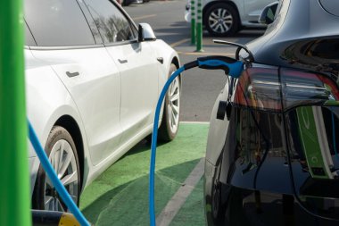 2.26.2022 - Dubai, BAE - Tesla Elektrikli Araç sadece Ortadoğu 'daki park alanında çevre dostu araçlar için istasyon tabelasını şarj eder.