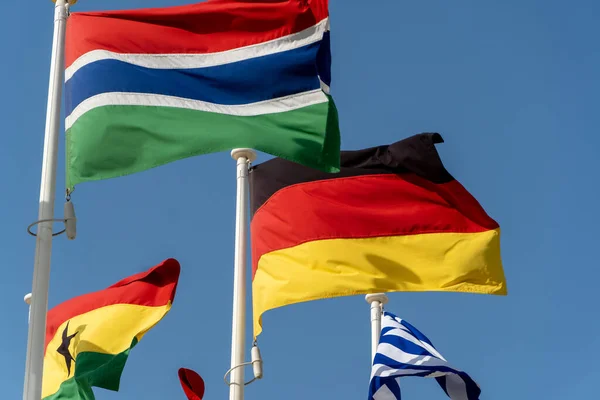Германия Гамбия Флаги Развевающиеся Фоне Голубого Неба Другими Мировыми Флагами — стоковое фото