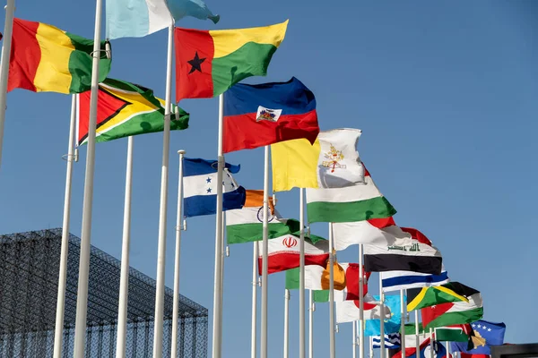Blisko Flagi Świata Powiewających Rzędzie Poza Centrum Wystawowym 2020 Machając — Zdjęcie stockowe