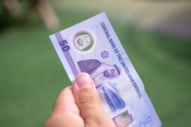 Birleşik Arap Emirlikleri (BAE) - Şeyh Zayed 'in yeşil arka planda yayılmış olduğu Yeni 2021 Elli Dirham notu. Para değişimi.
