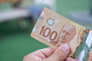 Kırmızı Kanada 100 dolarına yakın, arka planda bulanıklık var. Makrofotoğrafçılık.
