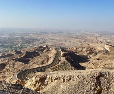 Jebal Hafeet (aka Jebel hafit) ve yeşil Mubazzarah Park Al Ain, BAE üzerinde bükülmüş otoyol bakış açısı.