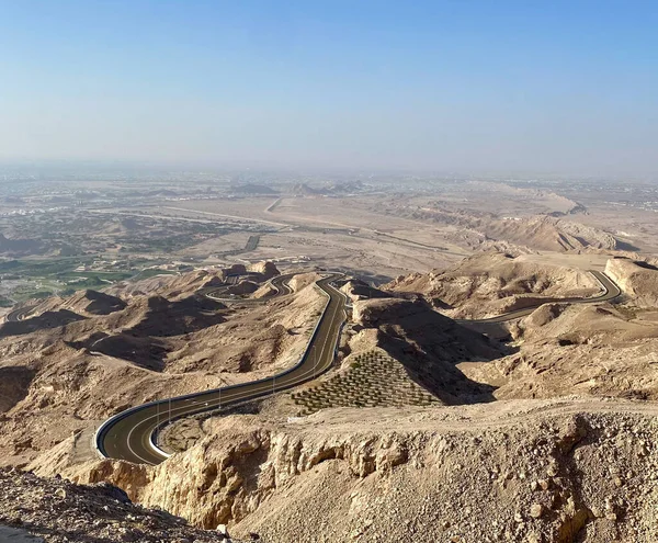 Jebal Hafeet (aka Jebel hafit) ve yeşil Mubazzarah Park Al Ain, BAE üzerinde bükülmüş otoyol bakış açısı.
