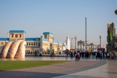 Dubai, Dubai, BAE - 3.27.2018 Global Village Market, gün batımında Dubai, Birleşik Arap Emirlikleri.