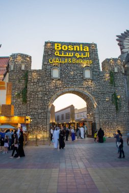 Dubai, Dubai, BAE - 3.27.2018 Global Village Bosnia Market, gün batımında Dubai, Birleşik Arap Emirlikleri.