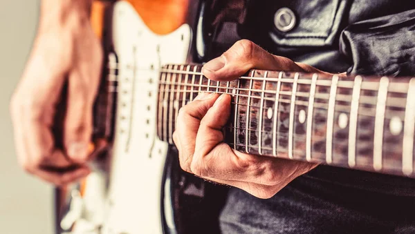 Elektrisk gitarr. Upprepning av rockmusikband. Musikfestival. Mannen som spelar gitarr. Närbild hand spelar gitarr. Musiker som spelar gitarr, levande musik — Stockfoto