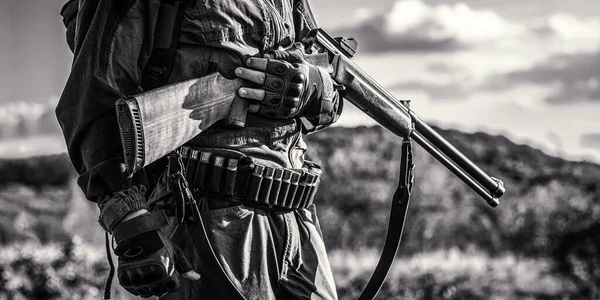 Adam avda şu an. Avcı adam. Av dönemi, sonbahar mevsimi. Silahlı bir erkek. Sırt çantası ve av silahı olan bir avcı. Avcı silahı ve avlanma biçimi olan bir avcı.