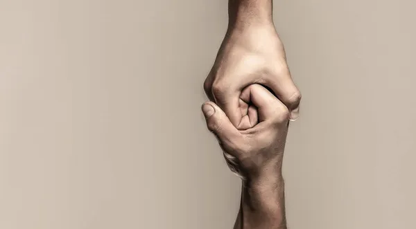 Dos manos, el brazo de un amigo, el trabajo en equipo. Ayudar al concepto de la mano y el día internacional de la paz, apoyo —  Fotos de Stock