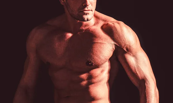 Torso muscular de perto. Homem sexy muscular com tronco. Modelo muscular esportes jovem no fundo escuro. Homem sensual com nu forte ab — Fotografia de Stock