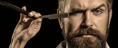 Gaddar adam, jilet gibi keskin. Berber dükkanını ziyaret eden sakallı bir müşteri. Keskin berber, berber, takım elbise. Klasik berber dükkanı, tıraş. Portre sakallı adam. Klasik berber dükkanı.