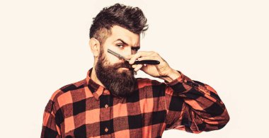 Klasik düz tıraş bıçağı. Berber dükkanında erkek tıraşı. Berber ustura, berber dükkanı. Beyaz arka planda izole edilmiş. Sakallı, uzun sakallı, vahşi, beyaz, bıyıklı bir hippi.