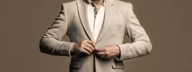 Takım elbiseli adam. Erkek sakalı ve bıyığı. Takım elbiseli şık bir adam. Seksi erkek, vahşi maço, hippi. Smokinli bir erkek. Takım elbiseli şık yakışıklı adam. Klasik takım elbiseli yakışıklı sakallı iş adamı.