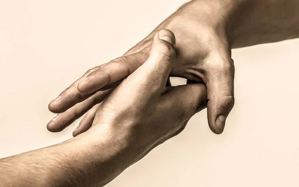 Två händer, hjälp en väns arm, lagarbete. Rädda, hjälpa gester eller händer. Närbild hjälp hand. Hjälper hand koncept, stöd. Hjälpande hand utsträckt, isolerad arm, frälsning — Stockfoto