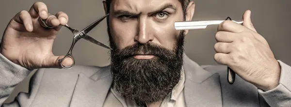 Beard man, bearded male. Portrait beard man. Barber scissors and straight razor, barber shop, suit. Vintage barbershop, shaving. Mustache men. Beard macho man. Brutal guy, scissors, straight razor — Stock Photo, Image