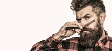 Sakallı, uzun sakallı, vahşi, bıyıklı beyaz bir hippi. Klasik düz tıraş bıçağı. Berber dükkanında erkek tıraşı. Berber ustura, berber dükkanı.