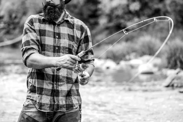 Caña de pescar lago pescadores hombres deporte verano. Pescador con caña de pescar en el lago. Pesca. Pescador y trucha. Tiempo de pesca con mosca. Pescador con caña de pescar en la orilla del lago — Foto de Stock