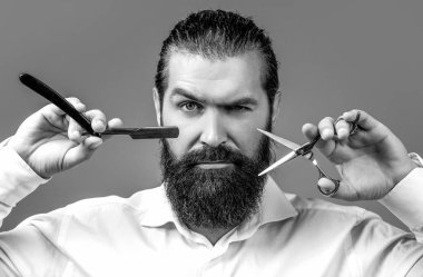 Acımasız adam, makas, düz jilet. Berber dükkanını ziyaret eden sakallı bir müşteri. Berber makası, jilet, berber, takım elbise. Klasik berber dükkanı, tıraş. Portre sakallı adam. Bıyıklı adamlar