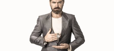 İş elbisesi içinde kol saatiyle teslim ol. Takım elbiseli şık yakışıklı adam. Seksi erkek, vahşi maço, hippi. İş adamı nöbet süresini kontrol ediyor. İş adamı kol saatini gösteriyor.
