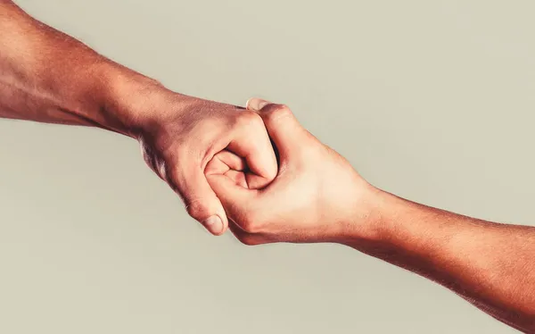 Δύο χέρια, το χέρι ενός φίλου, ομαδική δουλειά. Βοηθώντας το χέρι απλωμένο, απομονωμένο χέρι, σωτηρία. Κλείστε το χέρι βοήθειας. Βοήθεια έννοια χέρι και διεθνή ημέρα της ειρήνης, υποστήριξη — Φωτογραφία Αρχείου