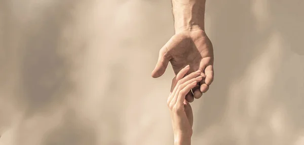 Mains d'homme et de femme sur fond de ciel bleu. vertical — Photo