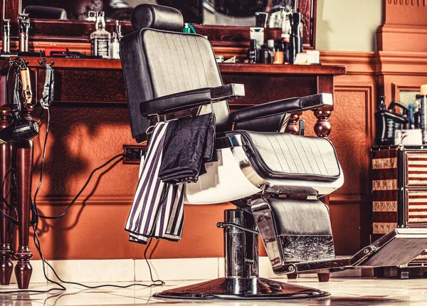 Парикмахерская кресло, современный парикмахерская и парикмахерская, парикмахерская для мужчин. Стильное винтажное кресло парикмахера. Профессиональный парикмахер в парикмахерской. Председатель парикмахерской — стоковое фото