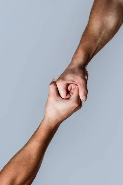 Två händer, isolerade arm, hjälpande hand av en vän. Vänligt handslag vänner hälsning. Räddning, hjälpande hand. Manlig hand Förenade i handslag. Man hjälp händer, förmynderskap, skydd. — Stockfoto