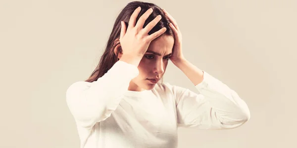 Donna bruna toccare le tempie sensazione di stress, su sfondo grigio. Donna che soffre di mal di testa disperata, stressata perché il dolore e l'emicrania. Donna con mal di testa duro che tiene le mani sulla testa — Foto Stock